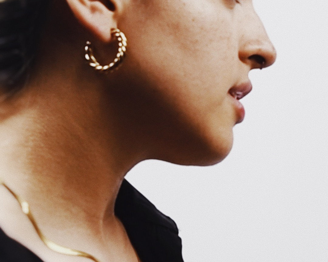 Woman wearing Serpentine Chain Gold Necklace