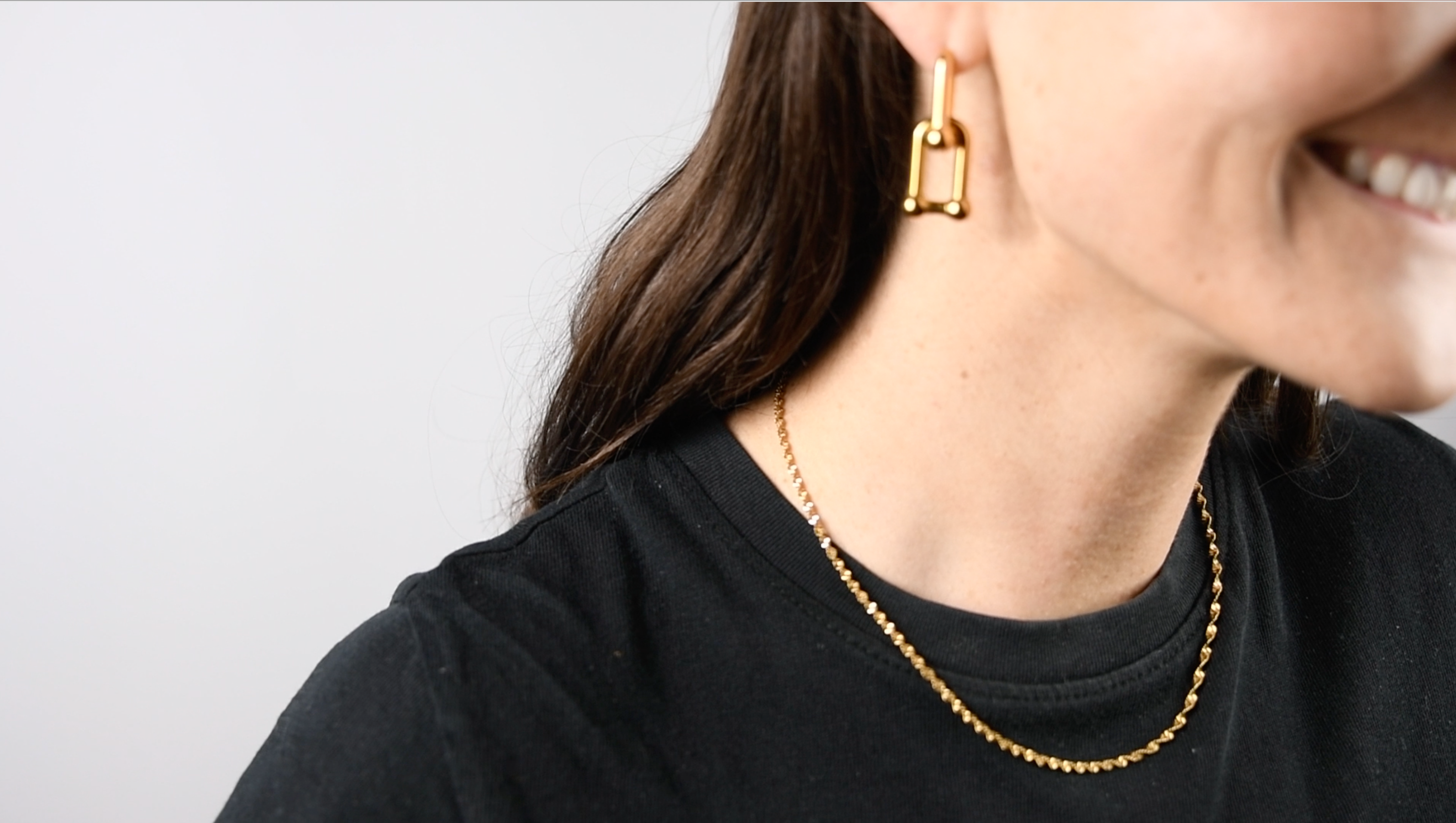 Woman wearing Twisted Gold Chain Necklace